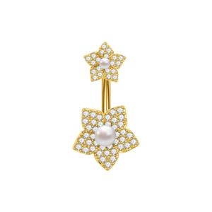 Dettaglio del piercing all'ombelico dorato con doppia decorazione floreale e perle bianche