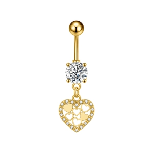 Detalle de piercing de ombligo de corazón dorado con circonitas y diseño calado