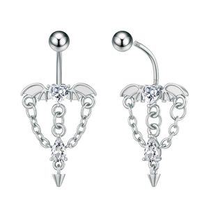 Detalle del piercing de ombligo de corazón plateado con alas y cadena de circón