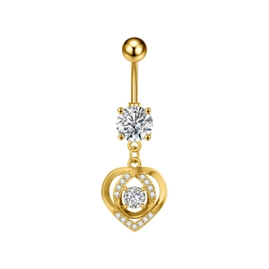 Detalle de un piercing de ombligo de corazón dorado con circonitas brillantes de lujo