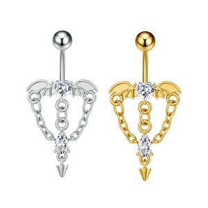 Detalle de piercings de ombligo con circonita de corazón, alas de murciélago y cadenas oro y plata