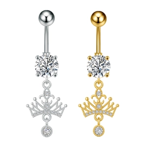 Vista de detalle de piercings de ombligo de corona en plata y oro con circonitas