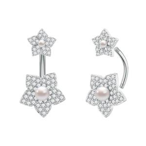 Dettaglio del piercing all'ombelico con fiori a doppio strato, perle bianche e zirconi