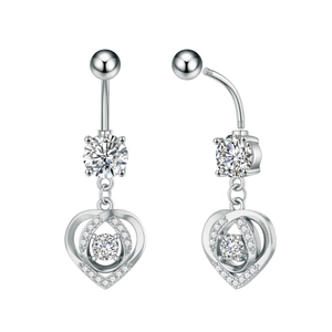 Vista macro del piercing de ombligo con colgante de corazón y circonitas en plata