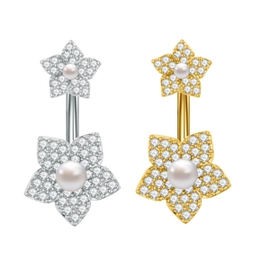 Dettaglio di piercing all'ombelico a fiore argento e oro con perle bianche e zirconi cubici