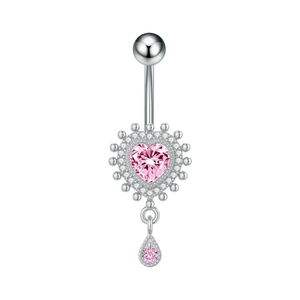 Detalle del piercing de ombligo de circón rosa en forma de corazón con colgante