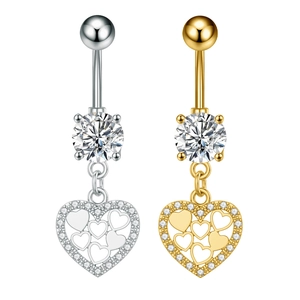 Detalle de piercings de ombligo de corazón con circonitas en acabados dorado y plateado