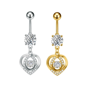 Detalle de los piercings para el ombligo en forma de corazón en plata y oro con circonitas