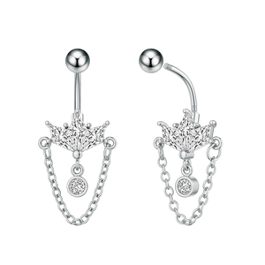 Vista detallada del piercing de ombligo de corona con circonitas y cadenas colgantes