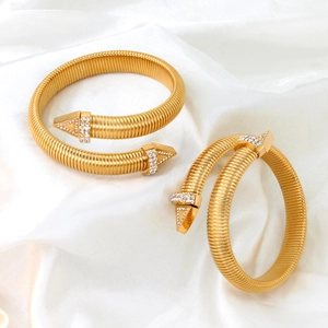 Dettaglio del bracciale a spirale placcato oro 18K con punte in zircone lucido