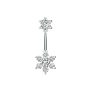 Dettaglio macro del piercing all'ombelico a fiocco di neve argento con zirconi