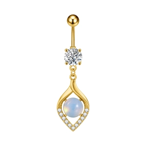 Detalle de un piercing de ombligo dorado con gota de opalo y pavé de cristales brillantes