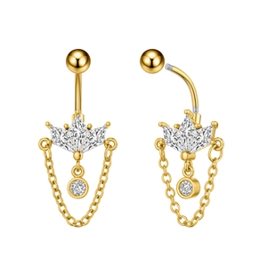 Detalle del piercing de ombligo corona de oro con circonitas marquise y cadenita