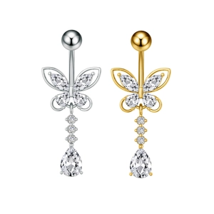 Dettaglio di piercing all'ombelico a farfalla in argento e oro con ciondoli in zircone lucido