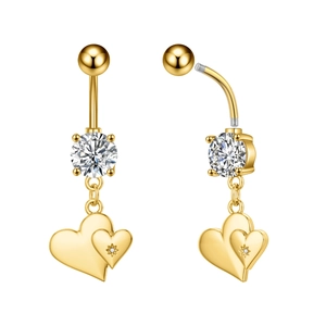 Detalle de piercings de ombligo con forma de corazón dorado, circonita y bolas de rosca