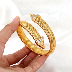 Dettaglio del bracciale tubogas placcato oro con punte a freccia impreziosite da strass