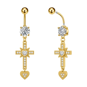 Dettaglio del piercing all'ombelico dorato con pendente a croce e zirconia a cuore