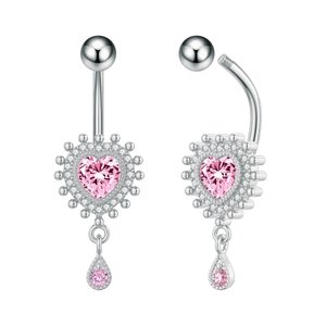 Primer plano de piercings para el ombligo con corazón de circonita rosa y colgantes