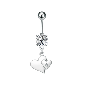 Detalle del piercing de ombligo en acero con colgantes de corazón y circón brillante