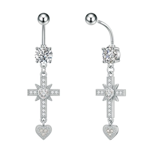 Dettaglio di piercing all'ombelico in argento con croce e pendente a forma di cuore