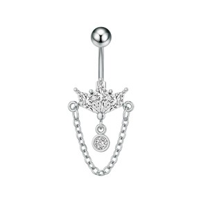 Detalle de piercing de ombligo corona con circón de corazón y borla de cadena en forma V