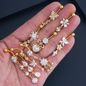 Gouden navelpiercings met vlinder en hart bezet met glanzende zirkonia-steentjes
