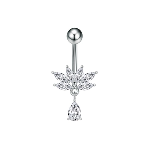 Detalle de piercing de ombligo plateado con loto de circón y colgante de gota de cristal