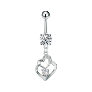 Detalle de un piercing para el ombligo de plata con colgantes de doble corazón y circonitas