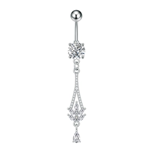 Dettaglio del piercing all'ombelico in acciaio inossidabile con pendente in zircone