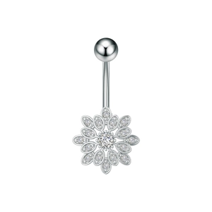 Dettaglio di piercing all'ombelico in argento con ciondolo a fiocco e zircone brillante