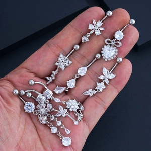 Zilveren navelpiercing set met zirkonia hart en vlinder hangers voor een luxe look