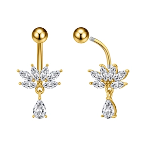 Detalle de los piercings de ombligo con circonita en forma de corazón y baño de oro