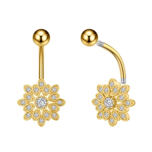 Vista dettagliata di piercing all'ombelico placcati in oro con forma a fiore e zirconi