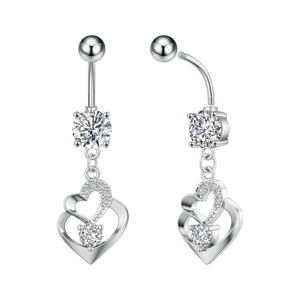 Detalle del piercing de ombligo con corazón plateado, circonita y barra curvada