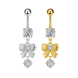 Detalle de piercings de ombligo en plata y oro con lazos y circonitas brillantes