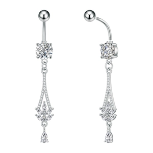 Dettaglio del piercing all'ombelico in acciaio argento con pendente in zircone e vite
