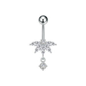 Detalle del piercing para ombligo de acero con flor de circón marquise y colgante de cristal