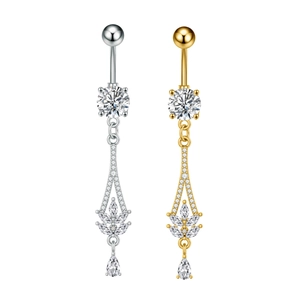 Dettaglio di piercing all'ombelico in acciaio inox con pendenti in zircone argento e oro