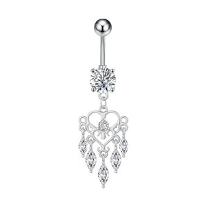 Detalle de piercing de ombligo plateado con corazón hueco y borlas de circón marquise