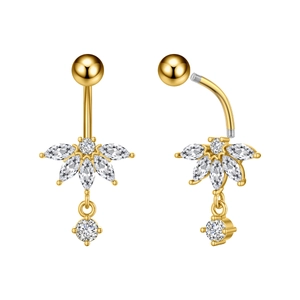 Detalle de un piercing de ombligo dorado con circonitas marquise y un colgante móvil