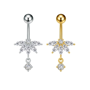 Detalle de piercings de ombligo en plata y oro con circonitas marquise y piedras colgantes