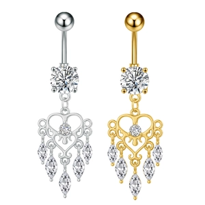 Detalle de piercings de ombligo de corazón en plata y oro con piedras de circonita marquise