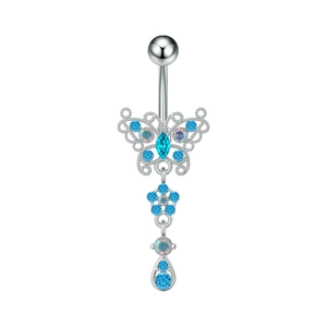 Detalle de un piercing de ombligo plateado con una mariposa de circón azul y colgantes