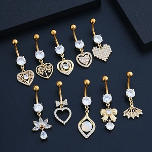 Set de 10 piercings de ombligo dorados de acero con diseños de corazón, árbol y flores