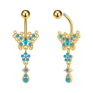 Detalle de piercing de ombligo mariposa dorada con circonitas azules y gota de agua