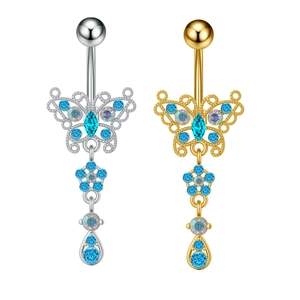 Detalle de piercings de ombligo de mariposa en plata y oro con pedrería azul y colgantes