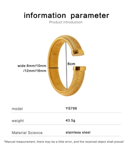 Détail d'un bracelet jonc en acier inoxydable doré en forme de C avec texture rayée de 6 cm
