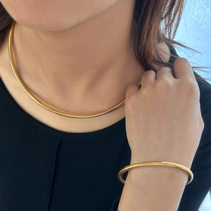 Minimalist 18K gold plated stainless steel choker and C-shaped cuff bracelet set on model