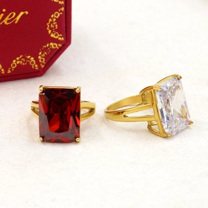 Luxuriöses Set aus 18K vergoldeten Titanringen mit großen roten und klaren Zirkonia