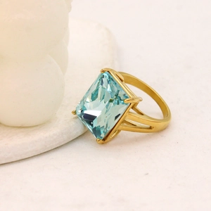 Makroaufnahme des 18K vergoldeten Ringes mit blauem Kristall und Cut-out Design